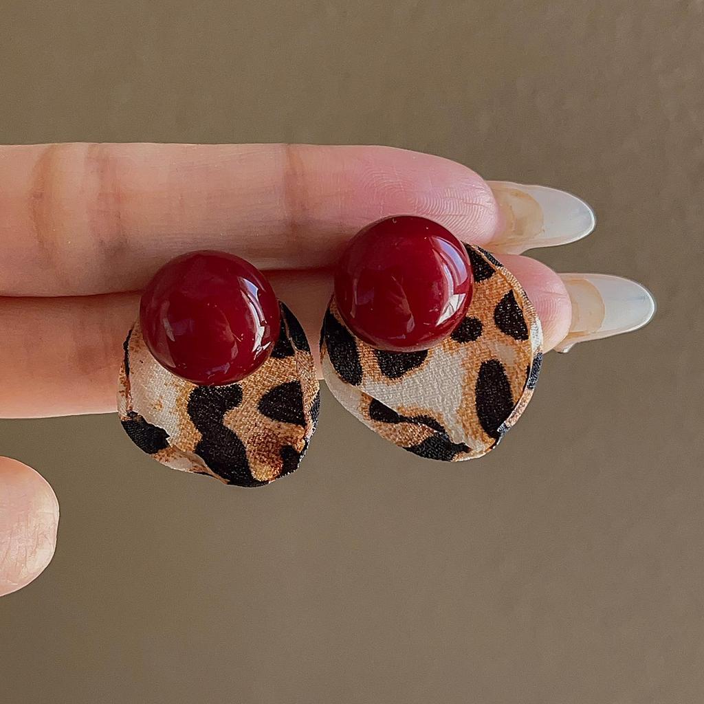 2025 Осень/Зима Женские Высококлассные Простые Серьги: Универсальный дизайн с системой цветов Майяра