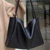 New Soft Leather Large Capacity Tote Bag Portable Niche Design One-shoulder Armpit Bag for Class Commuting