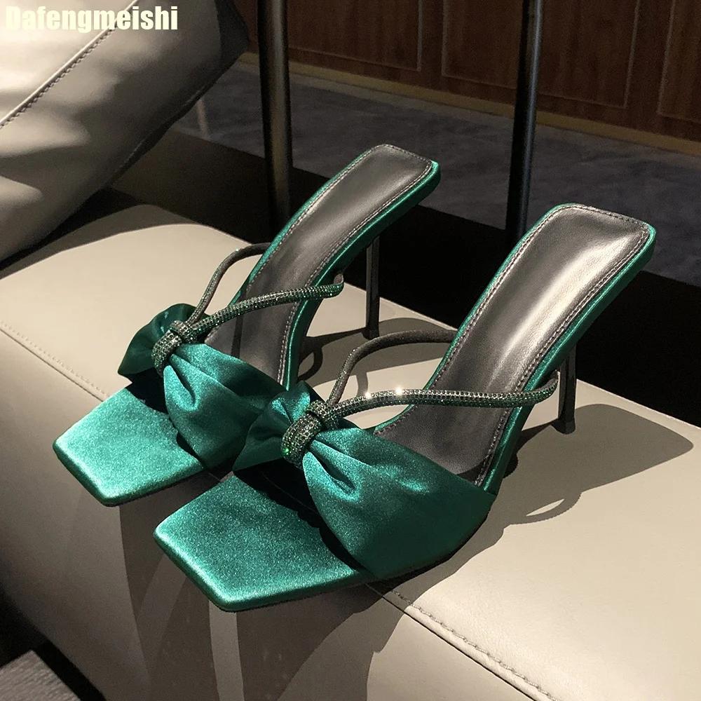 Модные фиолетовые атласные сандалии на одной бретельке со стразами для женщин 2025 Лето Новые с бантом Открытый носок Тонкий высокий каблук Шлепанцы Повседневные модные слайды