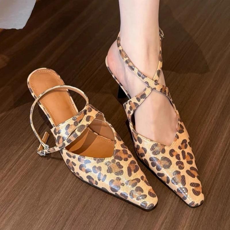 Модные женские сандалии с острым носком, на тонком каблуке, с ремешком-пряжкой, женская обувь для банкета, платье с закрытым носком, французские элегантные новые сандалии для женщин
