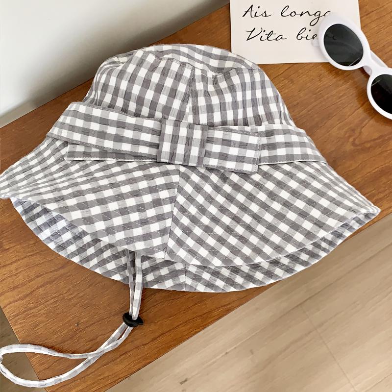 Корейская версия милой клетчатой шляпы-ведра с ремешком для летних путешествий с защитой от ультрафиолета и большими полями, универсальные солнцезащитные кепки для женщин