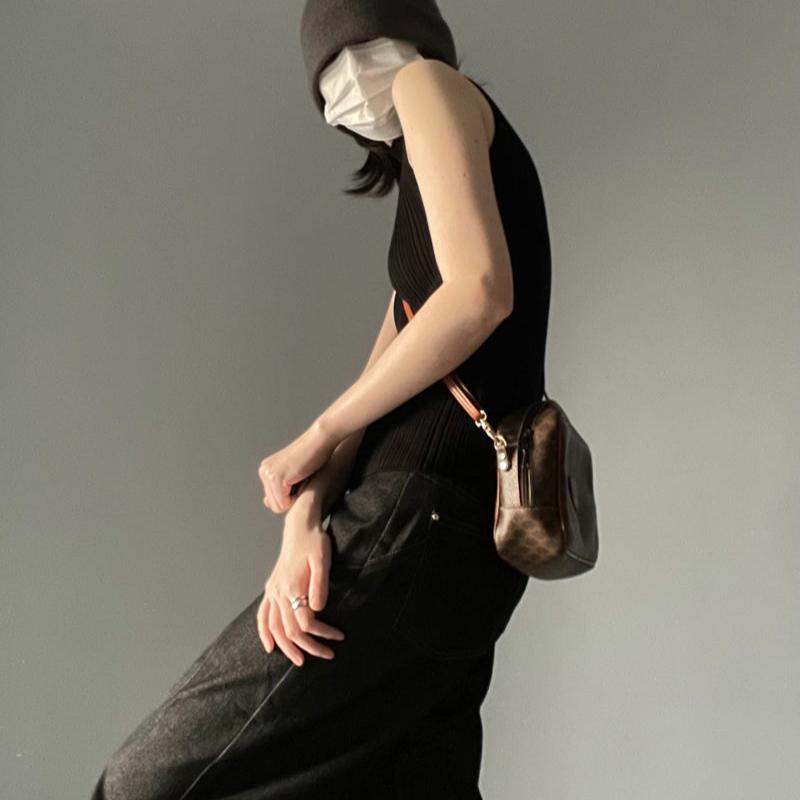 Топ вязаный без рукавов с высоким воротником женский летний облегающий утягивающий универсальный