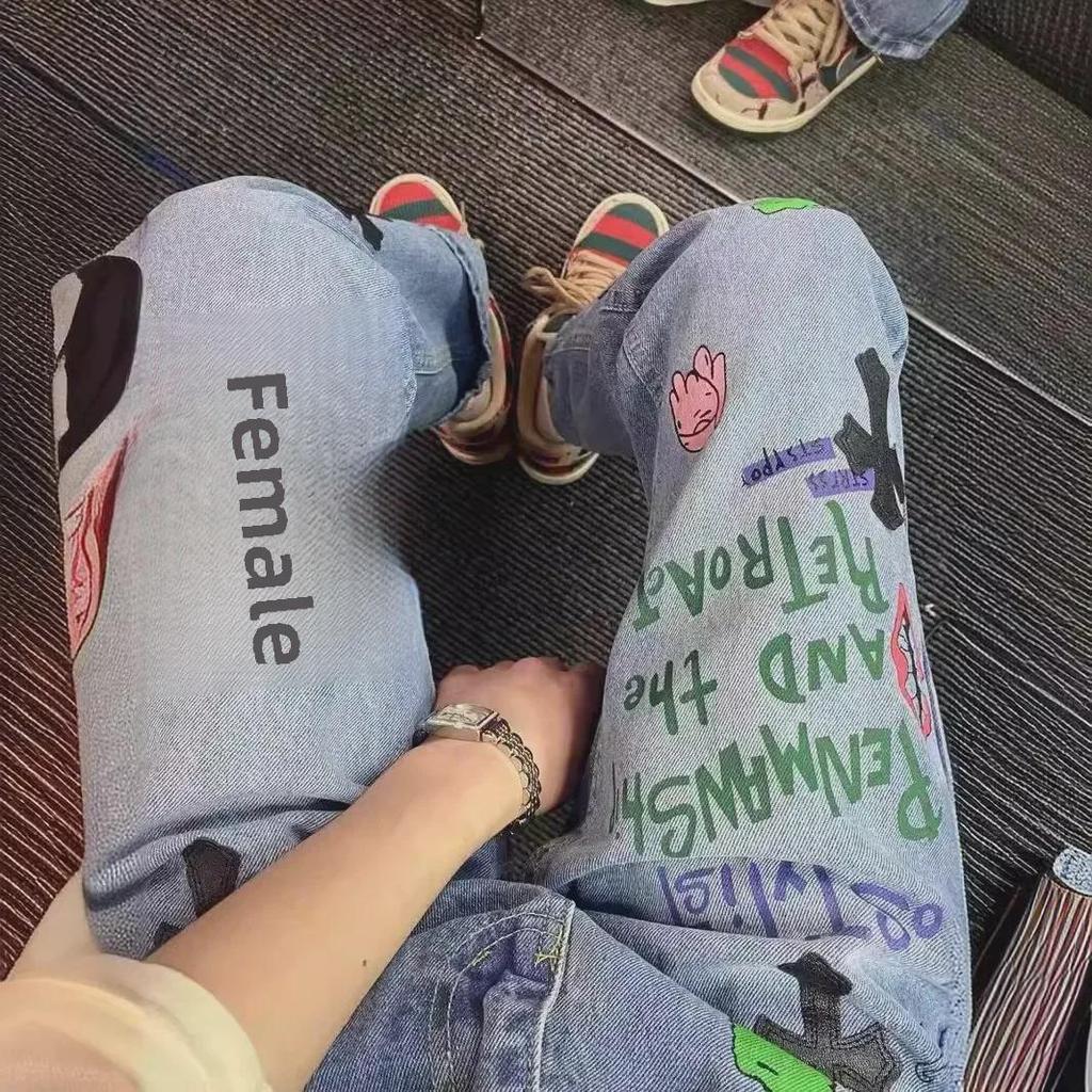 Унисекс-джинсы из стираного денима с вышитым граффити в виде красных губ на начало осени 2022 г.