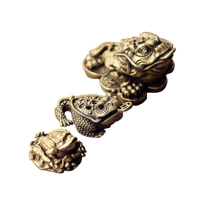 Brass Toad Figurine Desk Decor Feng Shui Wealth Symbol Handheld Copper Ornament Tea Table Home Office