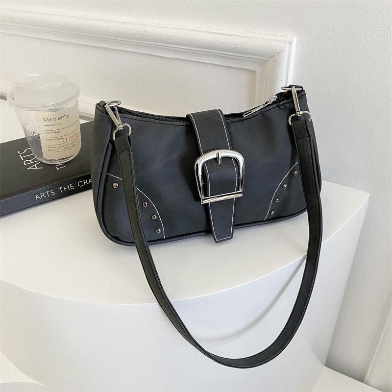 Корейская версия простой маленькой квадратной сумки 2024 года, нишевый дизайн, новая женская сумка, ретро-сумка через плечо, модная иностранная сумка под мышкой