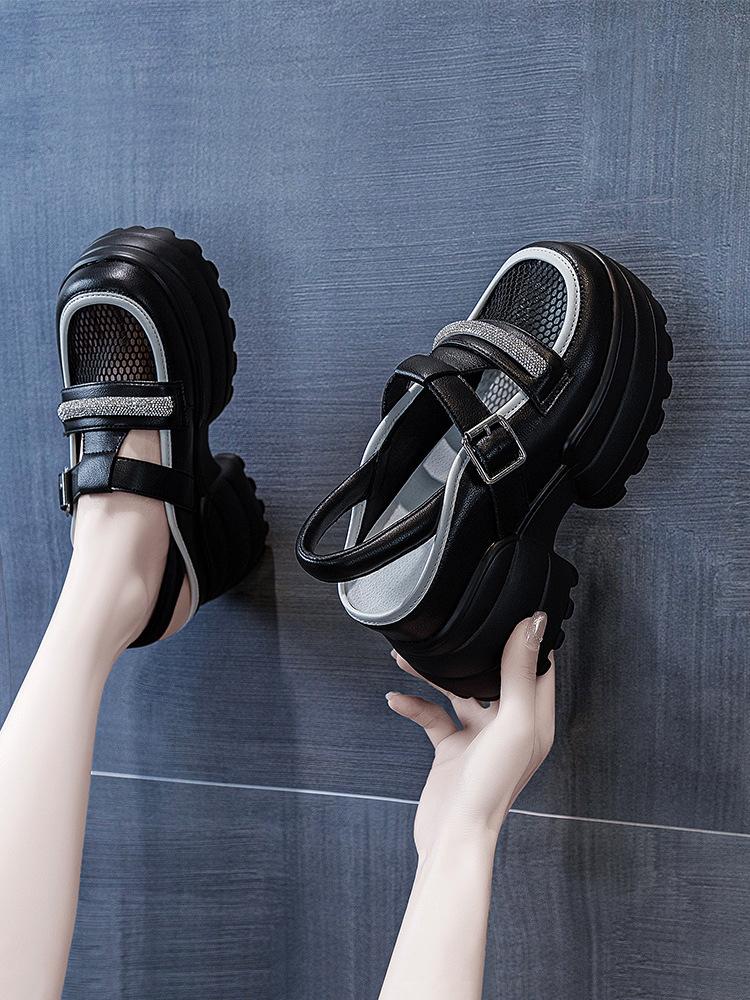 Толстая подошва с внутренней стороны, увеличивающая высоту каблука, сандалии с застежкой-молнией на голову, женская обувь, лето 2025, новые взрывные скошенные каблуки, римские спортивные туфли