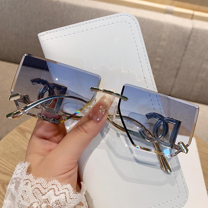 Женские безободковые солнцезащитные очки большого квадратного размера с металлическими дужками с надписью - Стильный и популярный зеркальный дизайн