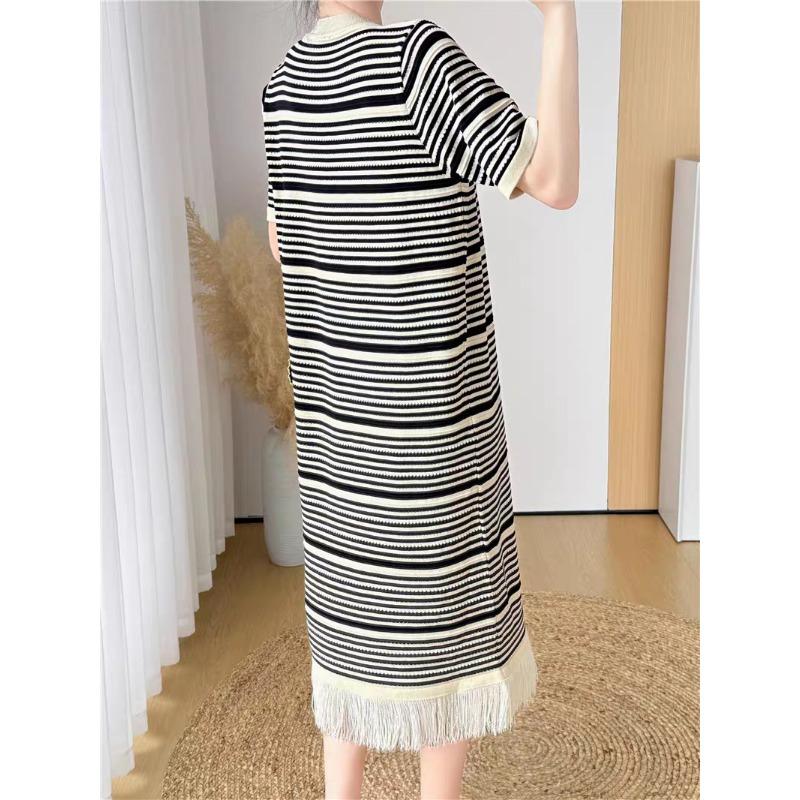 Ленивое полосатое вязаное платье для женщин, летнее новое свободное повседневное платье средней длины с коротким рукавом для женщин