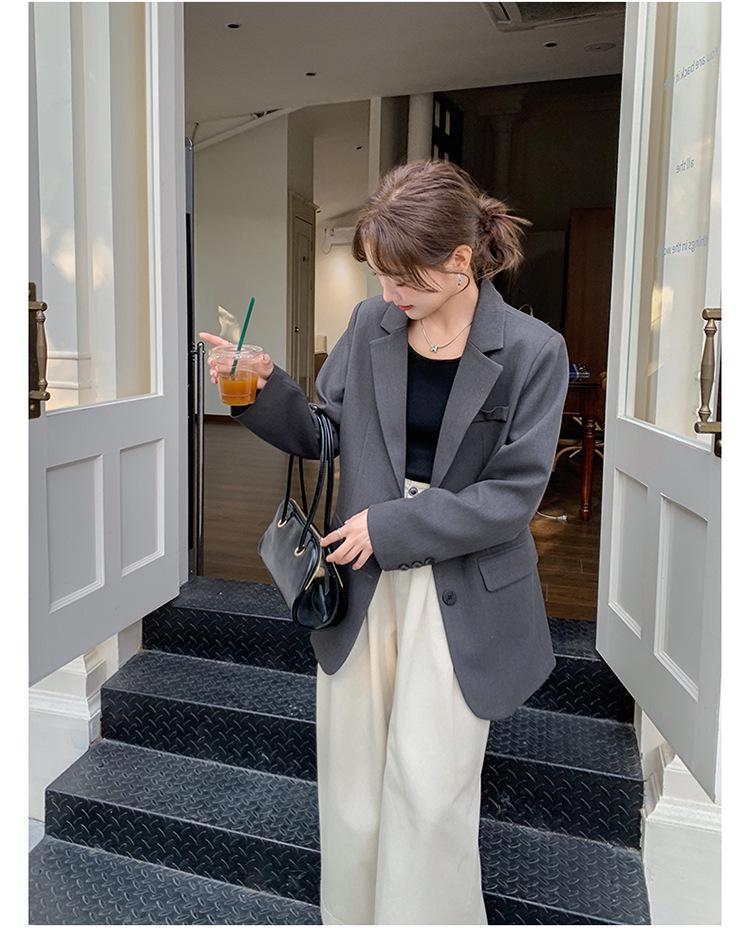 Женский модный пиджак весна-лето 2025 с надписью из стразов — серый, повседневный, универсальный, свободный крой.