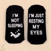 Носки средней длины из хлопка с противоскользящей надписью Spot I'M NOT SLEEPING