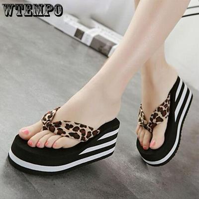 Черные тапочки на высоком каблуке. Женская одежда. Нескользящие шлепанцы с наклоном. Простые повседневные сексуальные милые летние модные пляжные тапочки.