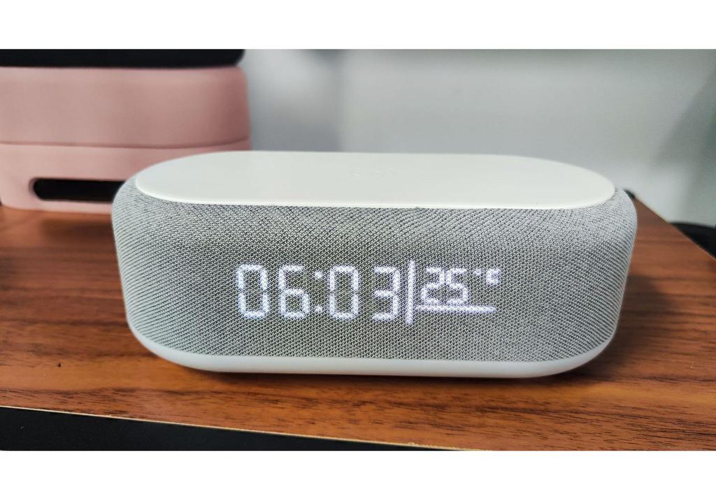 Многофункциональная Bluetooth-колонка с будильником, беспроводной зарядкой и ночником