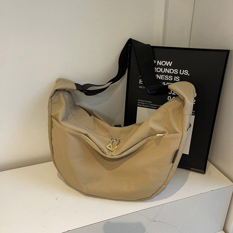 Сумка кроссбоди 2025 весна новая простая и модная персонализированная женская сумка для поездок на работу нишевого дизайна однотонная плечевая сумка-пельмень