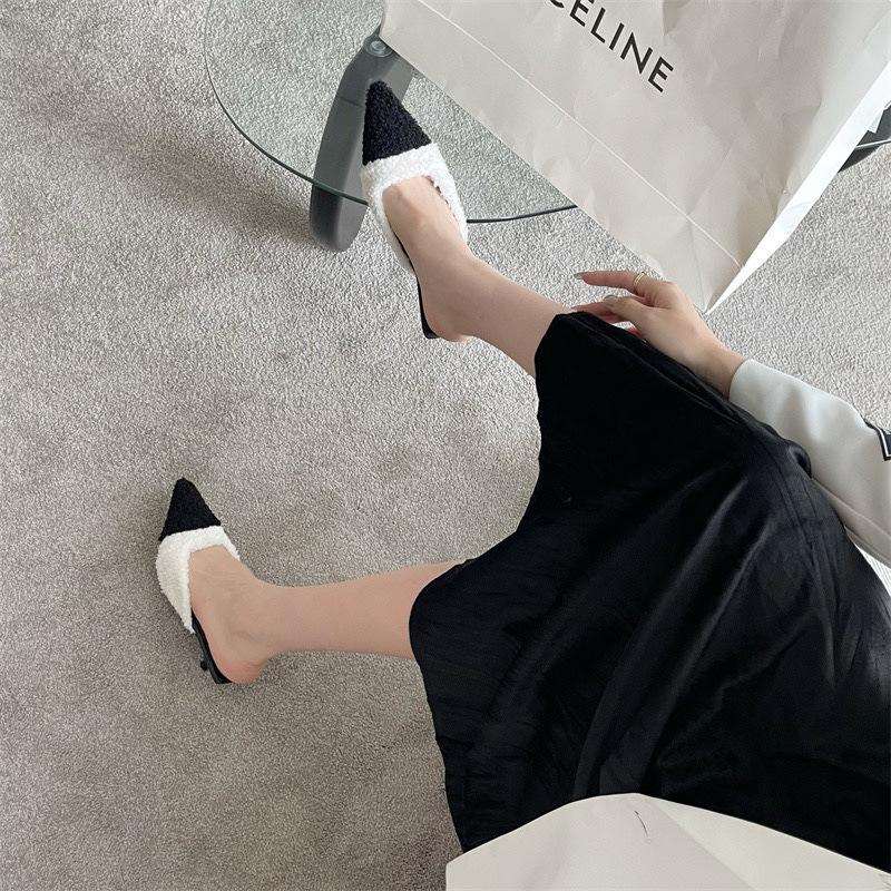 Французский острый нос на низком каблуке, соответствующий цвету снаружи, полуперетаскивание, женские зимние тапочки 2025 года Baotou Muller, ниша, тонкий каблук, пушистые тапочки прилив