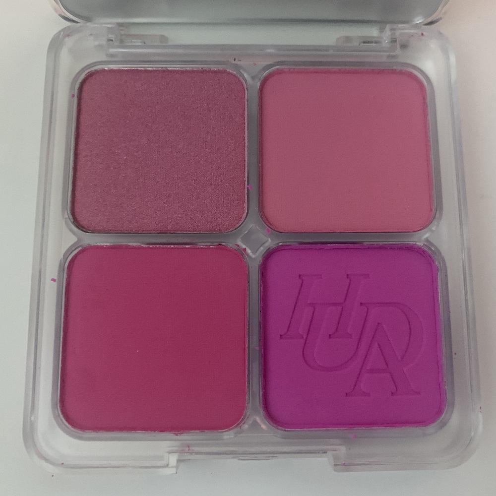 Палетка из четырех цветов румян и хайлайтеров Huda Beauty