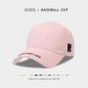 The new simple and versatile baseball cap for men and women couples has a large head circumference, a wide brim, a soft top, and a small peaked cap.