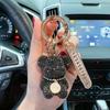 Модный брелок для ключей автомобиля в виде сидящего медведя, полностью инкрустированного бриллиантами, креативный выбор букв, декоративная подвеска в виде номерного знака со стразами, брелок против потери