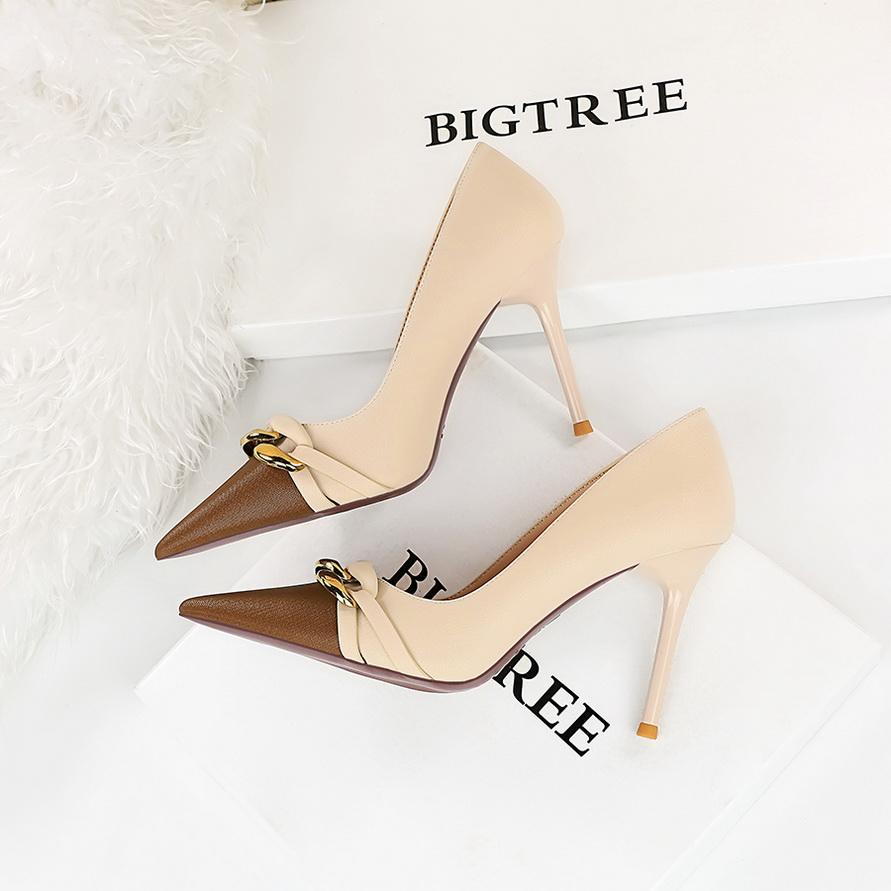 Женские банкетные туфли на высоком каблуке светлого кроя с цветными блоками и остроконечной металлической цепочкой, декоративные одинарные туфли