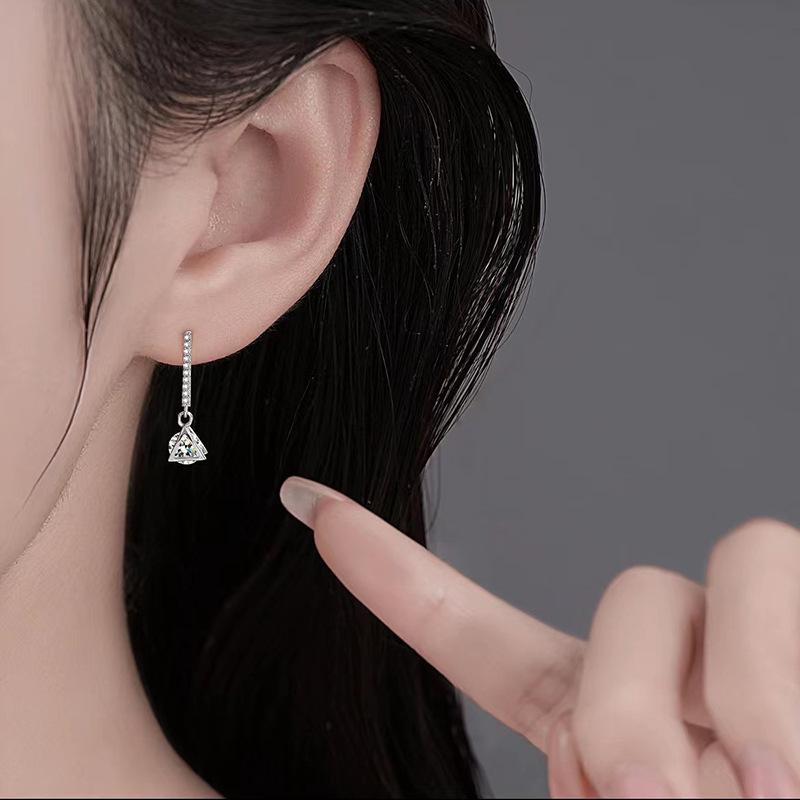 Mosquito coil disc, earclips, triangular zircon earrings, high-end design sense, simple earrings, super flash zircon earrings, women's no earrings.