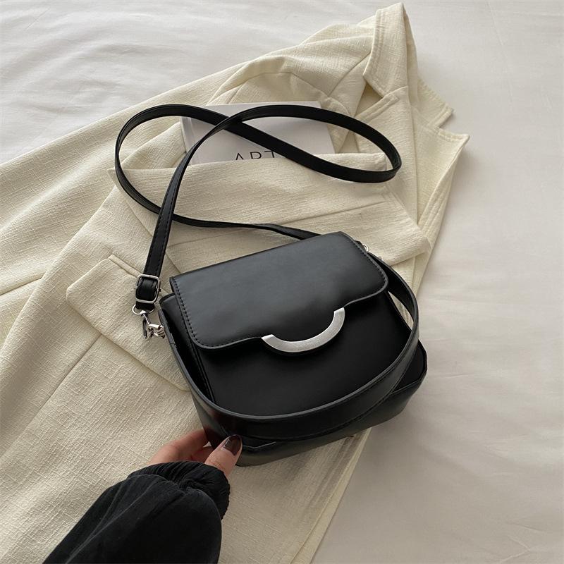 2024 новый темпераментный модный дизайн одно плечо через плечо иностранный стиль однотонный ретро повседневная подмышечная текстура сумка через плечо