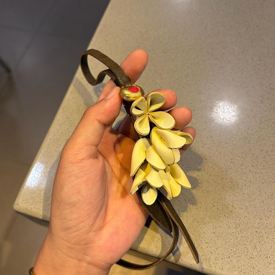 Шарм для сумки в форме цветка из натуральной кожи, шнурок из коровьей кожи, женский кулон для сумки-тюльпана, брелок для ключей автомобиля, аксессуары с ручным плетением