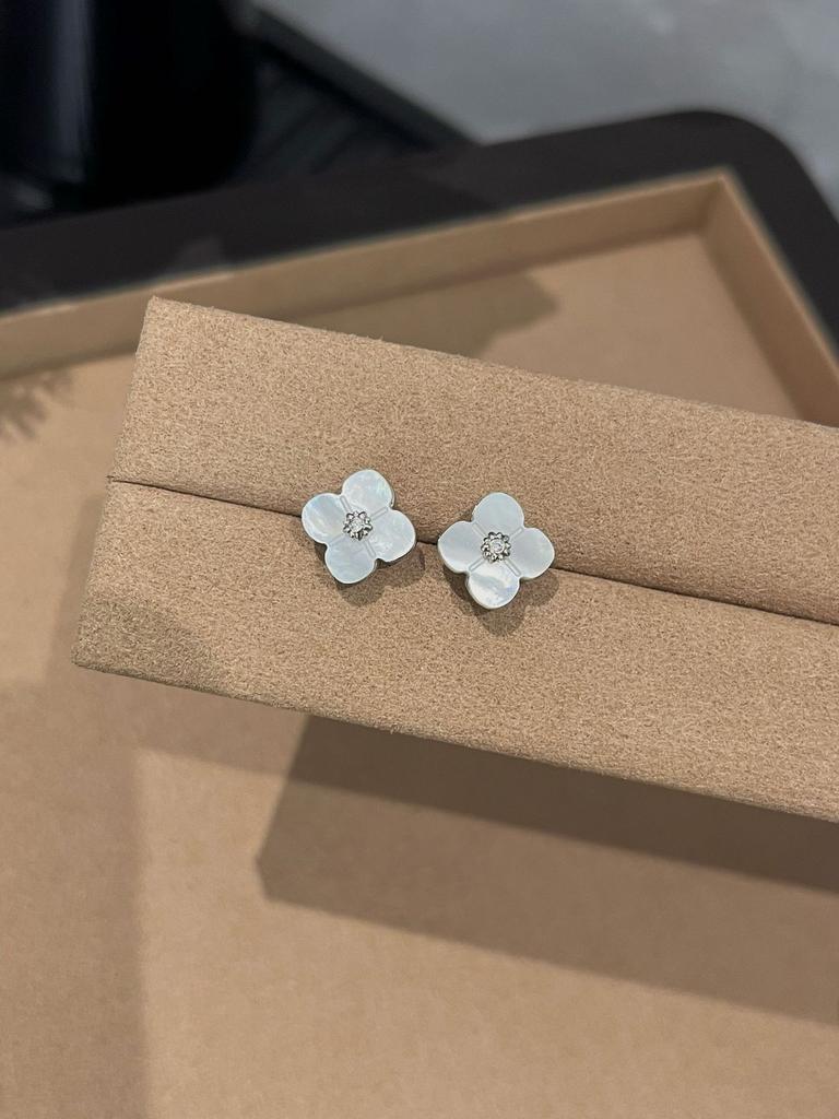 Французское ретро ожерелье с белой ракушкой в виде цветка с четырьмя лепестками с бахромой, браслет с пятью цветками, темперамент лепестков, премиальный набор легкой роскоши