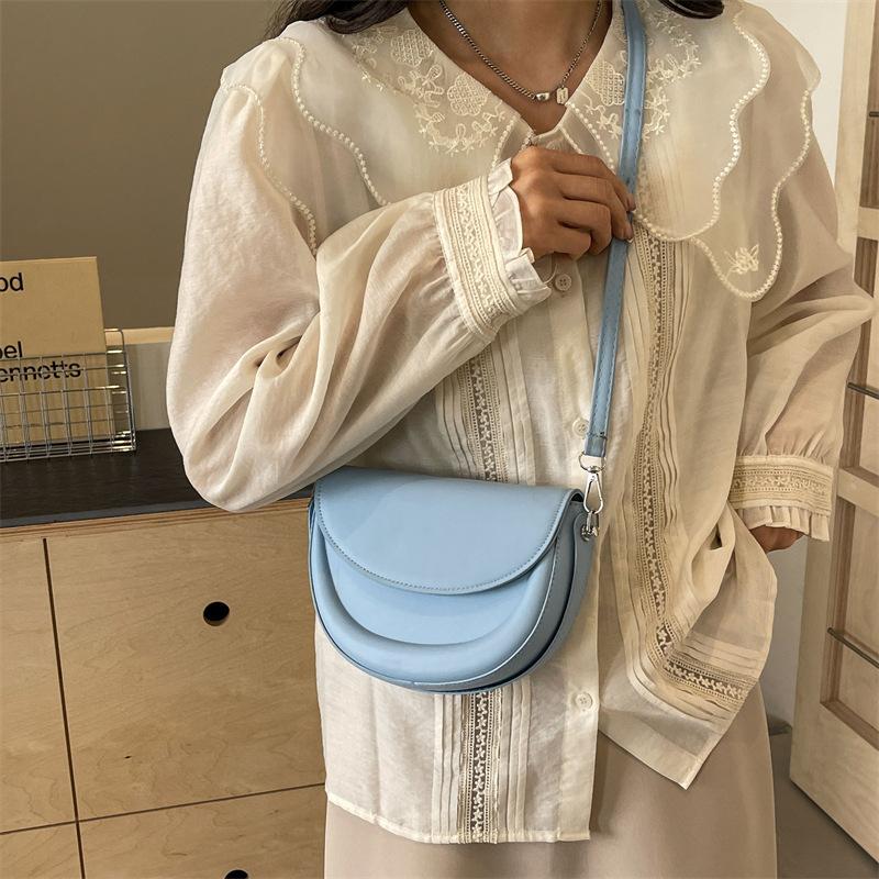 Маленькая сумка Niche design, женская сумка 2024, новая мода, весна, простая сумка-мессенджер, текстура, сумка-седло под мышкой, прилив