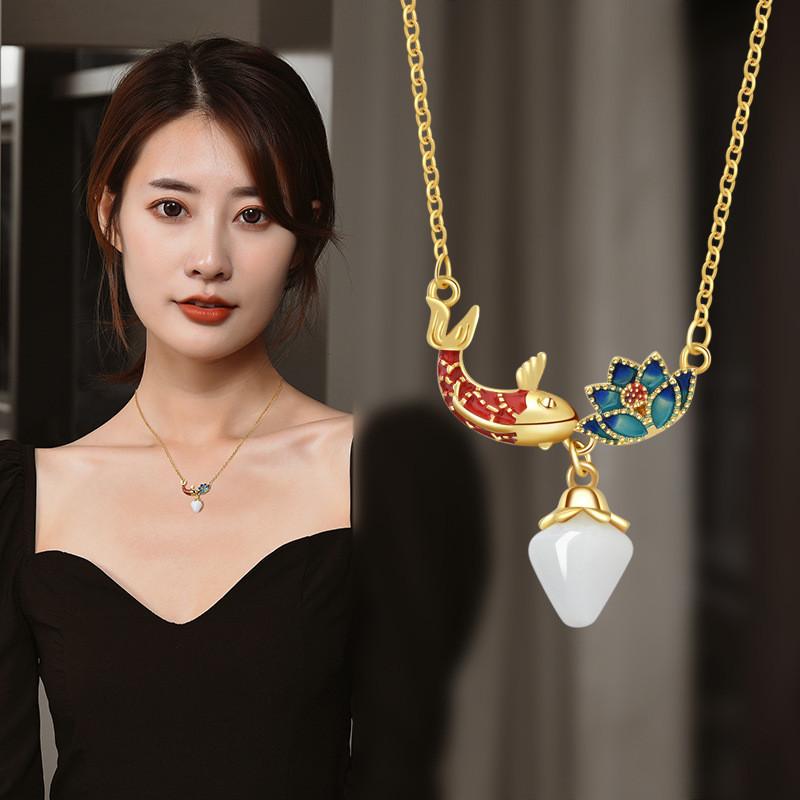 Элегантное ожерелье-подвеска «Кои и лотос» в винтажном китайском стиле с золотой и эмалевой отделкой