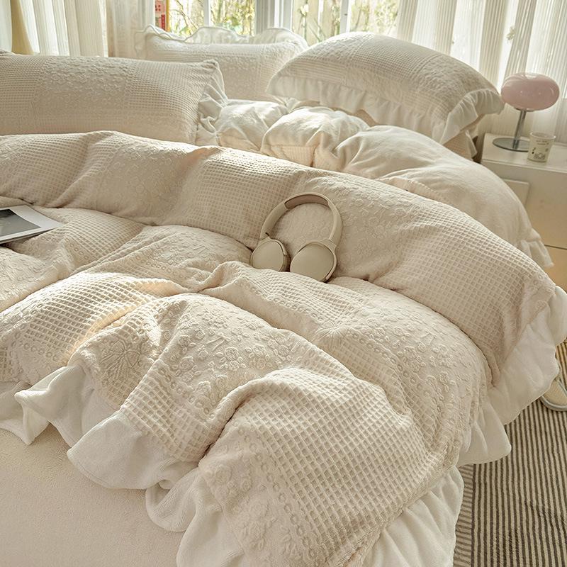 Комплект из 4 предметов класса А из молочного бархата с кружевом для зимы: Мягкий, двухсторонний коралловый флис кремового цвета