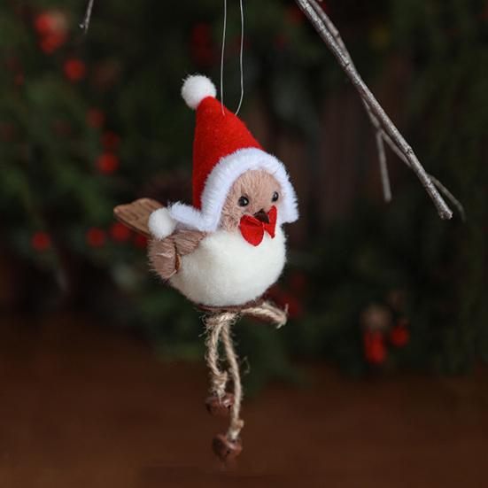 Милая пушистая плюшевая птичка, елочное украшение, фигурка мохнатой пенопластовой птички в красной шляпе и шарфе для рождественской елки, каминной полки, стола, праздничного украшения