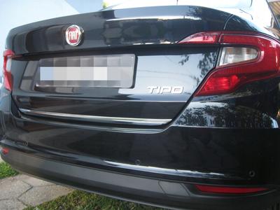 Седан Fiat TIPO — Хромированная отделка багажника — Акцент на задней двери — Деталь задней части автомобиля премиум-класса — Усилитель блеска