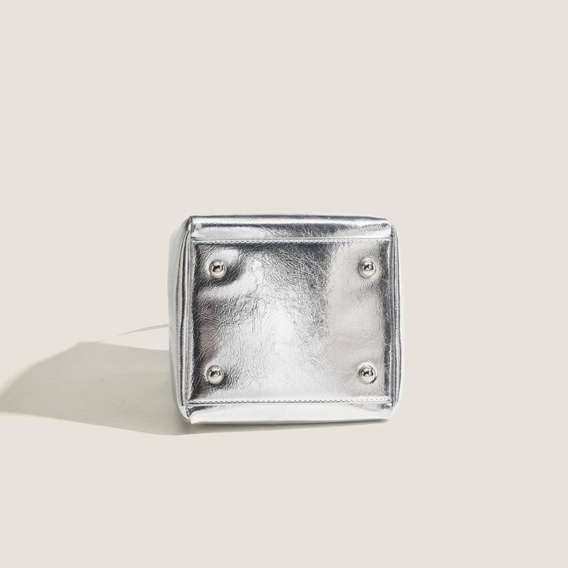 Сумка-ведро с зеркальной текстурой, модная и универсальная, трендовая форма ракушки, глянцевая, дофаминовая, сочетается с сумочкой