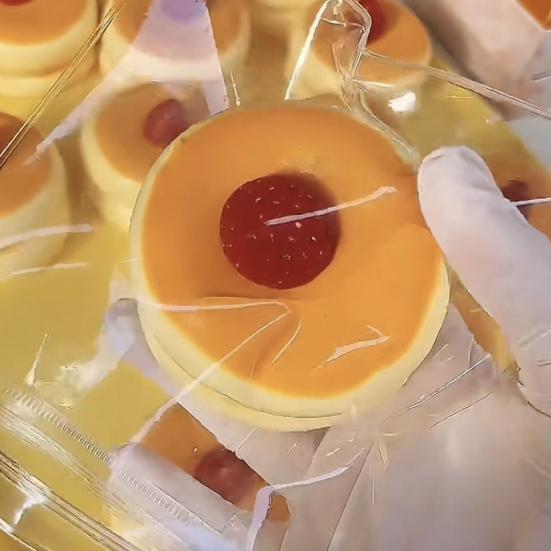 Суфле-игрушка для снятия стресса, медленно восстанавливающая форму. Клубничный торт с черникой. Сенсорная игрушка. Портативная. Для детей и взрослых. Имитация еды. Сжималка-фиджет.