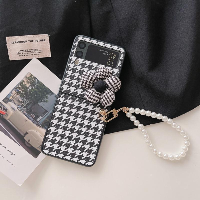 Luxury 3d Flower Leather Pearl Bracelet Chain Phone Case For Samsung Galaxy Z Flip 3 5g Flip3 Zflip 3 Z Flip 4 Cover Fundas Capa