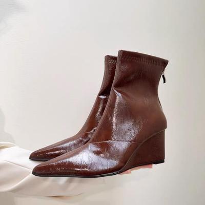 Мартинсы на внутренней платформе женские 2025 новые осенне-зимние темпераментные тонкие с острым носком на танкетке на высоком каблуке короткие ботинки с задней молнией