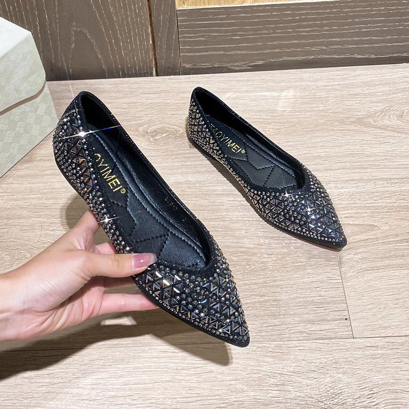 Остроносые туфли на плоской подошве женские 2025 лето новые с мелким вырезом со стразами темпераментные универсальные мягкая поверхность увеличение высоты удобные жом