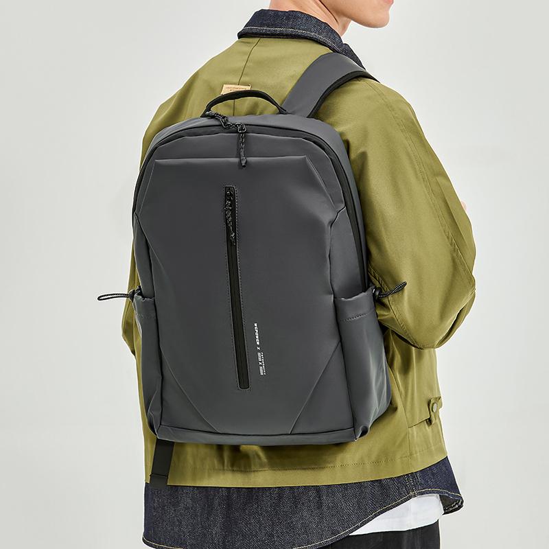 Элегантный черный водонепроницаемый рюкзак для мужчин Стильный и функциональный рюкзак для ноутбука для повседневного использования и путешествий