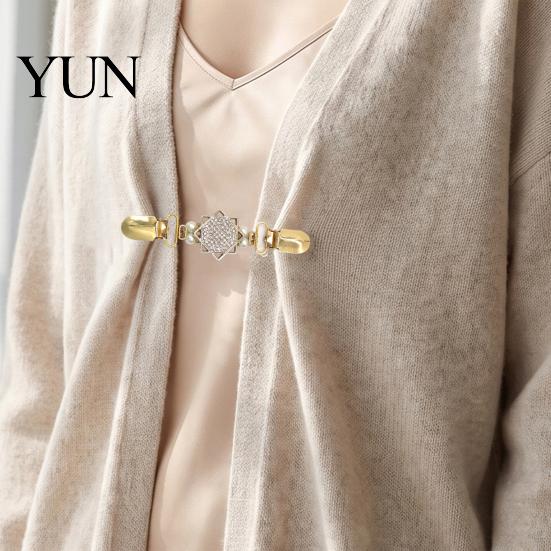 Dress Closure Clips 2Pcs Vintage Sweater for Women Girls, Retro Faux Pearl And Rhinestones Cardigan Clips, Elegant Fashionable Collar Pin Dresses