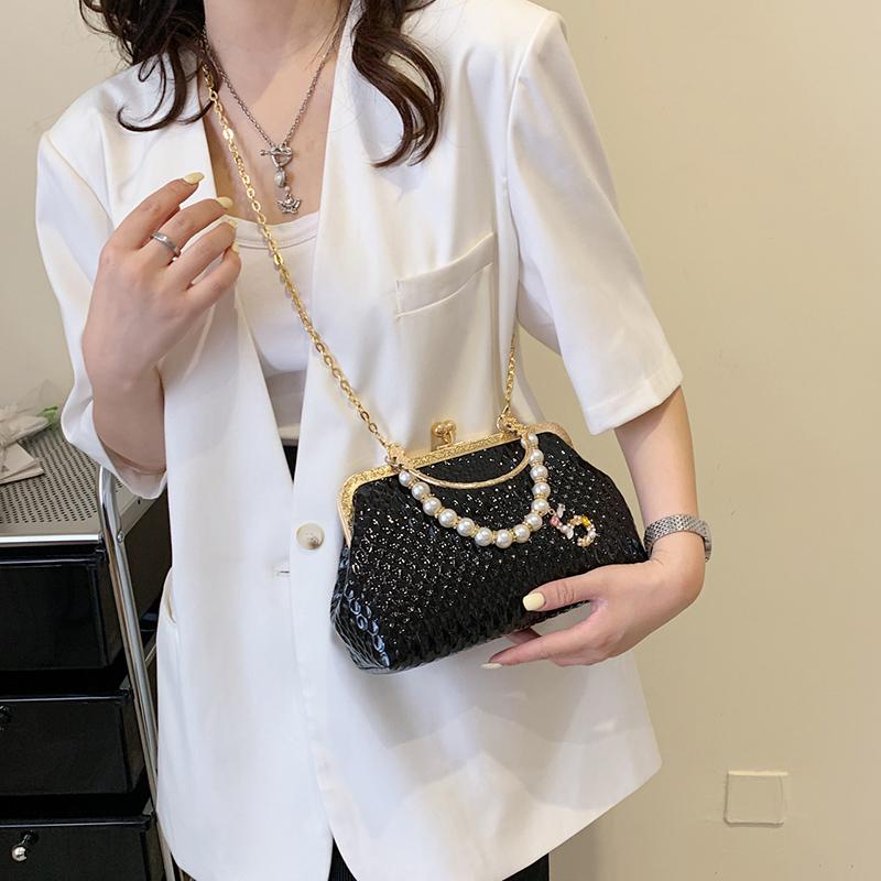 2024 Зима Роскошные Дизайнерские Женские Белые Сумки На Ремне Золото Серебро Сумки Через Плечо Жемчужный Вечерний Клатч Цепи Раковины Клип Партии Сумки