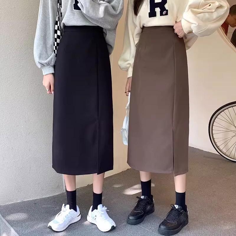 Женская черная юбка с высокой талией и разрезом средней длины - весна 2024 года, корейский дизайн А-силуэта