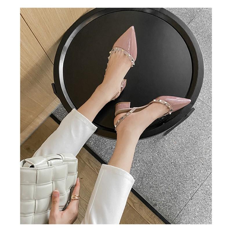 Сандалии с заклепками женские 2024 новые остроносые одинарные туфли плоские туфли лакированная кожа Baotou темперамент высокие каблуки женские туфли 33-41