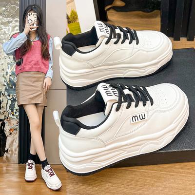 Европейская кожа толстая подошва увеличивающие рост маленькие белые туфли для женской весны и осени 2025 новый универсальный одинарный дышащий маффин повседневный женский с