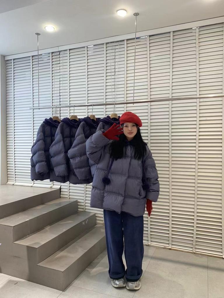 Зимняя рождественская красная куртка-пуховик 2024 года средней и длинной толщины 90% со съемной шапкой из белой утиной шерсти