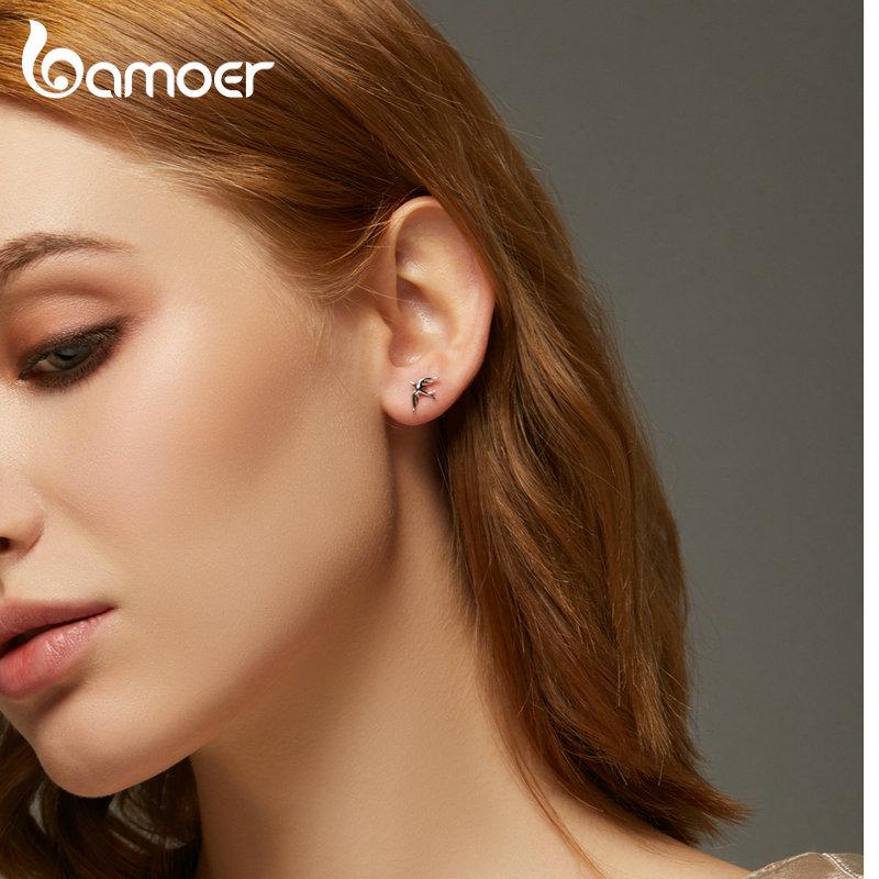 Женские сережки в виде ласточки