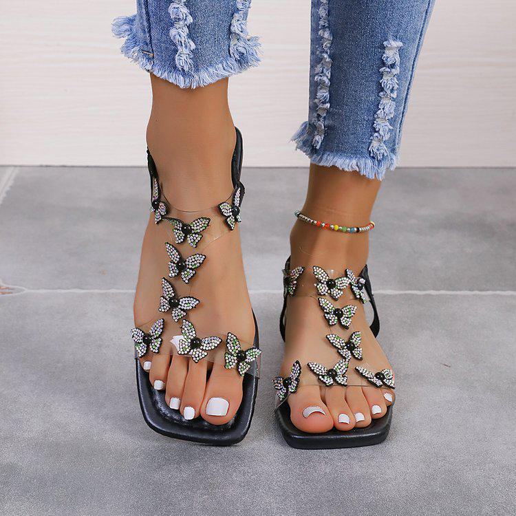 Женские сандалии на плоской подошве со стразами и бабочками — летняя коллекция в европейском и американском стиле 2024 года, большие размеры и удобный дизайн