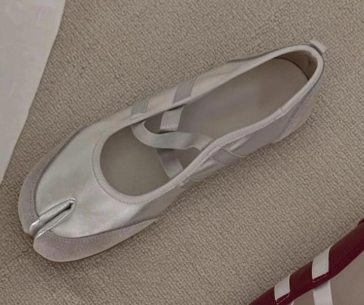 Черный Серебристый Красный Балетки Кроссовки Женские Разделенный Носок Балерина Таби Обувь для Ходьбы Женская Обувь Мэри Джейн Летняя