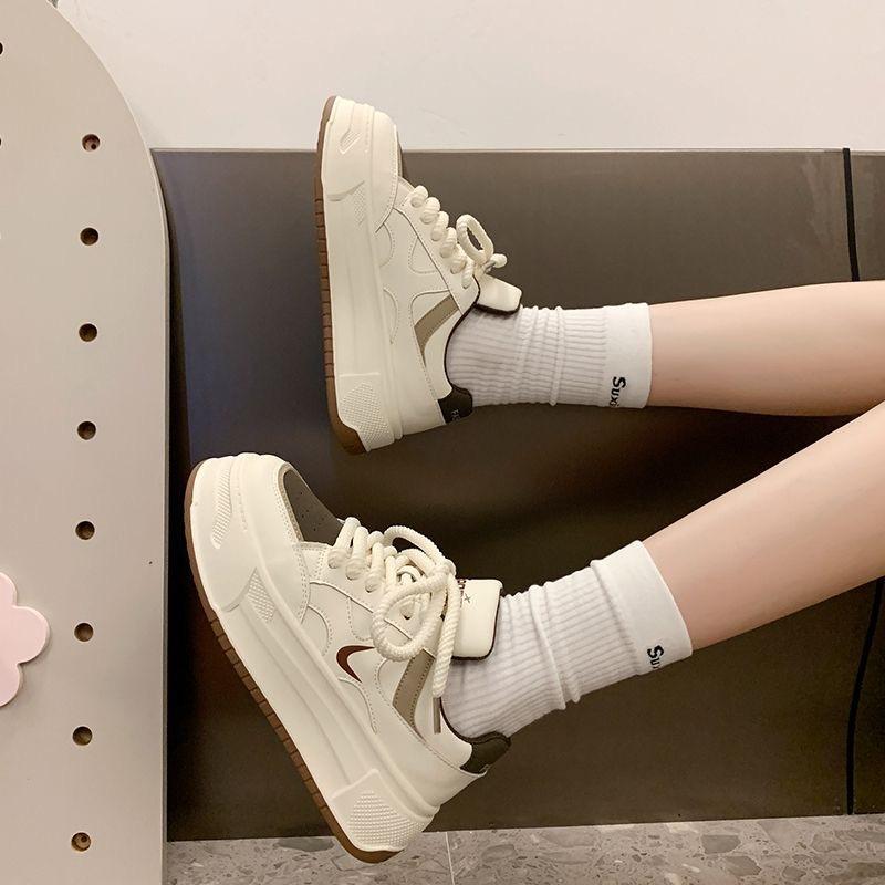 Весна 2025 года, новые нишевые популярные супер-огненные маленькие белые туфли, женские спортивные и любительские туфли для сноуборда, универсальные туфли на платформе для хлеба