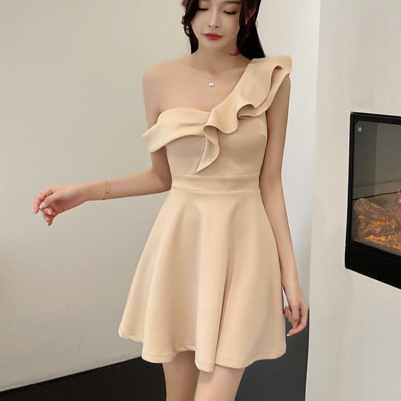 Весенне-летнее женское платье А-силуэта на одно плечо с диагональным воротником и оборками на спине