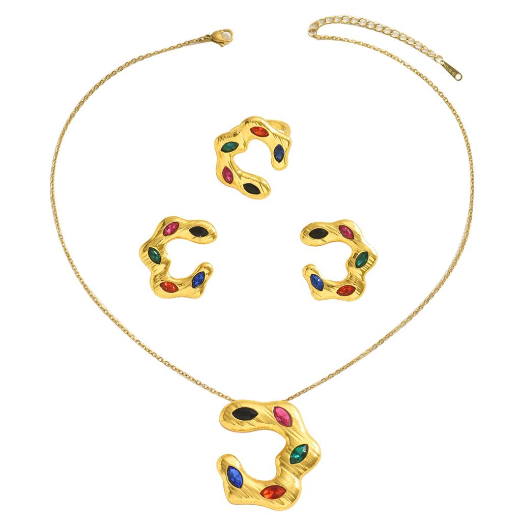 Комплект украшений: ожерелье, серьги с цветными бриллиантами, кольцо в форме буквы С