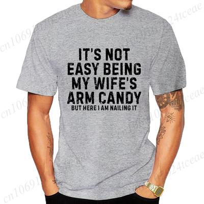 Быть моей женой - это нелегко, Футболка с изображением 'Arm Candy' Новые мужские футболки с круглым вырезом, короткий рукав, повседневные футболки Смешная футболка для мужа от жены